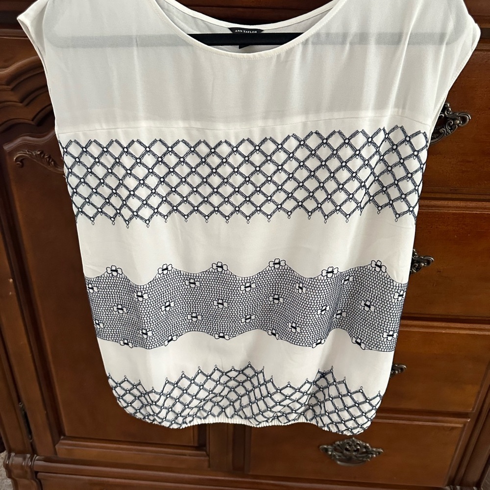 Ann Taylor Elegant women’s blouse. - Picture 3 of 8